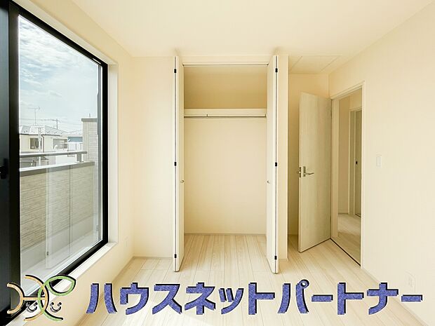 壁面クローゼットのメリットは、衣類が横一列に並ぶためひと目で洋服が選びやすいこと。衣類をたくさんお持ちの方も、限られたスペース内に無理なく収納することができます。