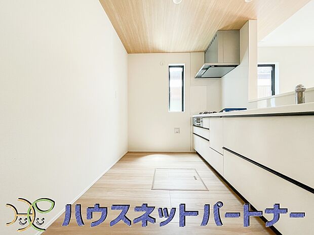 カウンターキッチンは広くて収納力もあるので、快適に料理をすることができます。食器や炊事用具を手の届くところに配置しやすいため調理もスピーディーです。