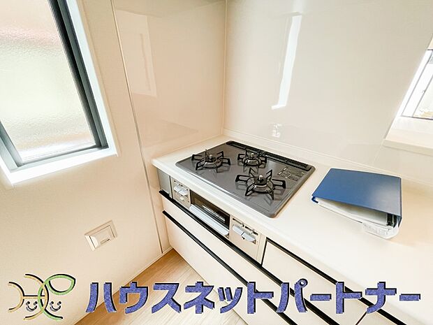 三口コンロで料理の幅を拡げてくれる使いやすいシステムキッチンを採用。洗い場も大きいので野菜や食器を洗ったりする際にも捗り、奥様の強い味方となってくれるはずです。