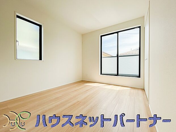 バルコニーに直接出入りできるお部屋です。ちょっと外の空気を吸いたい時や、ベランダでミニガーデニングなども楽しめそうです。