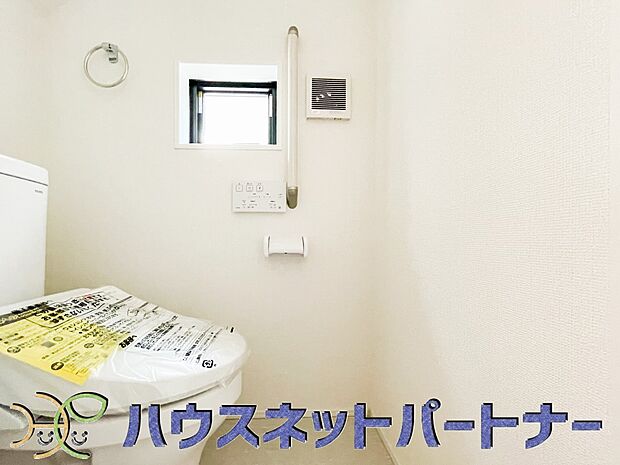 小窓を設置する事により明るく、通気性の良いトイレとなっております。中はゆとりのある大きさを確保しておりますので、ゆったりとお使い頂けます。