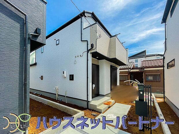 前面道路の日当たりの良い明るいお家。