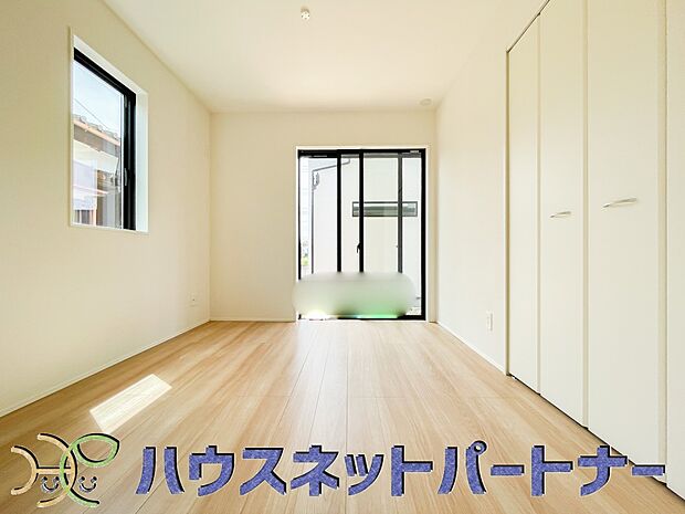 柔らかな日差しが入る洋室は落ち着いた雰囲気のお部屋です。ベッドを置いてゆったりと心も体も休まるお部屋へ。