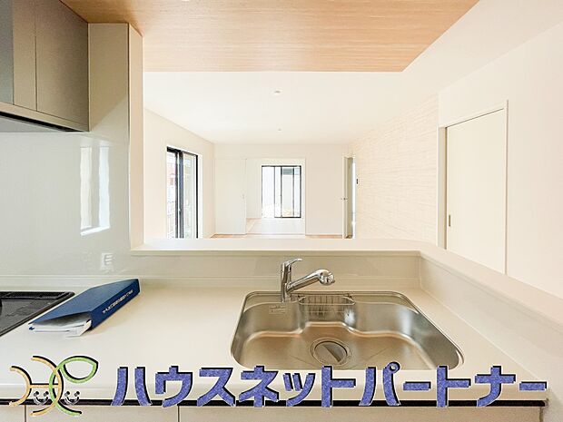 明るく開放的なオープンキッチン。家族とのコミュニケーションが取りやすく、みんなの笑顔が溢れます。