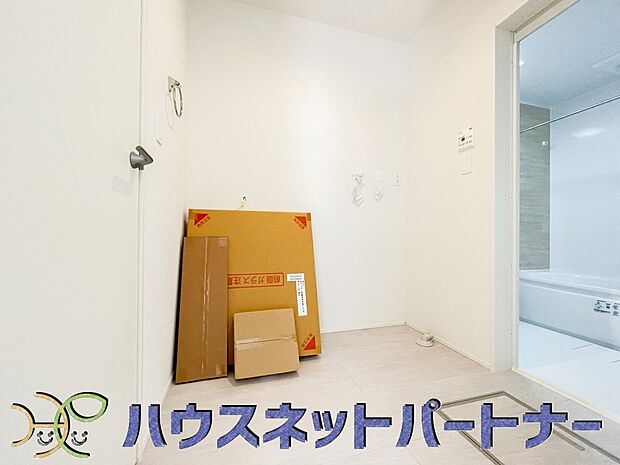 脱衣洗面所からも廊下からも行き来可能なランドリースペース