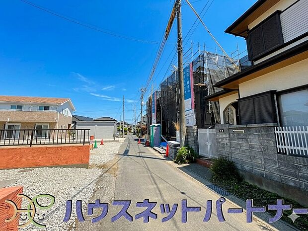 前面道路の日当たりの良い明るいお家。