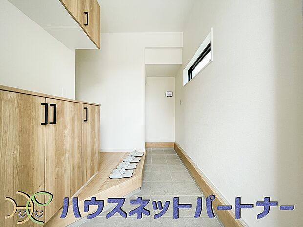 玄関扉を開くとゆったりとした空間。この感動を現地で是非体感してみて下さい。