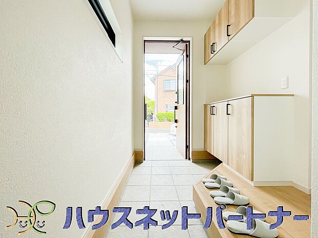 玄関扉を開くと開放感のある空間です。シューズボックスにはお花を飾ってみてはいかがですか。