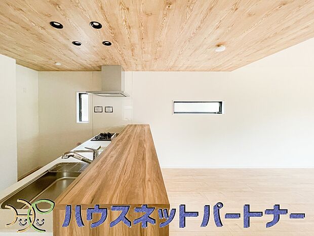 家族の様子を見ながらキッチンでお料理。一日の出来事を会話しながらの家事は嬉しいコミュニケーション。