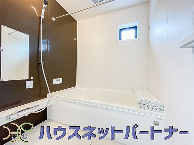心地よいバスタイムを演出する浴室はゆとりあるサイズを採用。保温機能付き、汚れをはじく有機ガラス系の新素材を採用した浴室。美しく機能的な設備を採用。