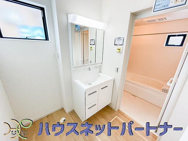 大きく見やすい三面鏡で清潔感ある洗面台は、身だしなみチェックや肌のお手入れに最適です。何かと物が増える場所だからこそ、スッキリと見映えの良い空間に拵えました。