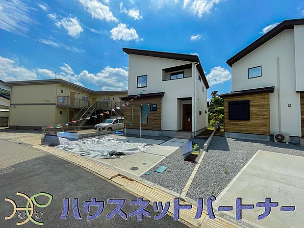 駐車場がある戸建を持つ最大のメリットは、駐車場代金を支払い続ける必要がないことです。賃貸住宅に住んでいる方が、戸建の購入を考えるきっかけに挙げることが多いようです。