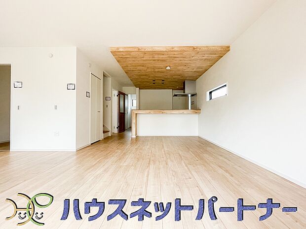 明るく開放的なダイニング。家族とのコミュニケーションが取りやすく、みんなの笑顔が溢れます