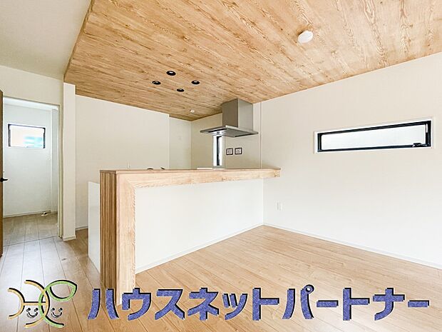 カウンターキッチンなら、リビングで遊ぶ子供の様子を見ながら料理ができるので安心です。料理を運んでもらったり、子供にお手伝いしてもらいやすいのもいいですね♪