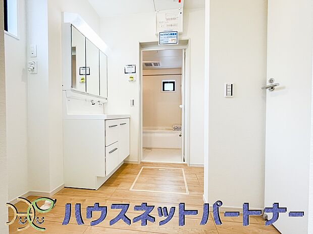 毎日使う洗濯機。しっかりと奥行きのある置き場が確保されています。