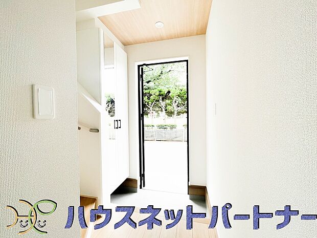 玄関扉を開くとゆったりとした空間。この感動を現地で是非体感してみて下さい。