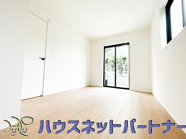 ベッドを置いて主寝室をイメージ。それでも広々してますね。