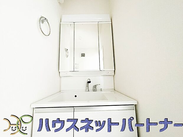 大きく見やすい三面鏡で清潔感ある洗面台は、身だしなみチェックや肌のお手入れに最適です。何かと物が増える場所だからこそ、スッキリと見映えの良い空間に拵えました。