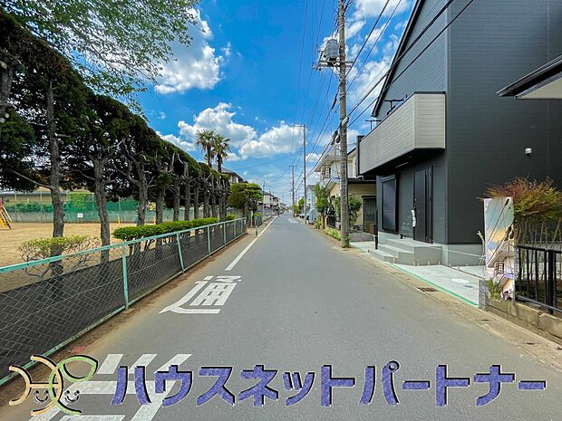 前面道路でお車を駐車するのも楽々。