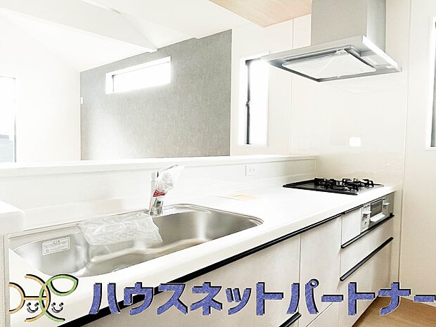 カウンターキッチンなら、リビングで遊ぶ子供の様子を見ながら料理ができるので安心です。料理を運んでもらったり、子供にお手伝いしてもらいやすいのもいいですね♪
