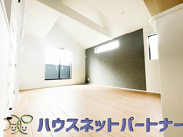 忙しい朝でも家族揃って食事をして頂ける、ゆとりある大きさのダイニングスペース。奥様の手料理をカウンター越しに受けとって頂き、テーブルで囲む素敵な時間を存分にお愉しみ下さい。