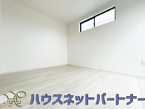 ベッドを置いて主寝室をイメージ。それでも広々してますね。
