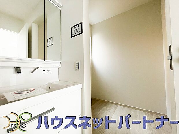 広い脱衣所、洗面台も大きなサイズを設置。建売では見ない広さと解放感。