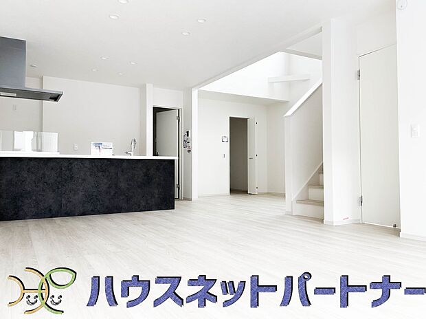 明るく開放的なダイニング。家族とのコミュニケーションが取りやすく、みんなの笑顔が溢れます