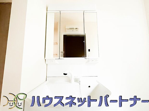 大きく見やすい三面鏡で清潔感ある洗面台は、身だしなみチェックや肌のお手入れに最適です。何かと物が増える場所だからこそ、スッキリと見映えの良い空間に拵えました。
