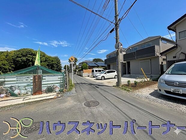 前面道路の日当たりの良い明るいお家。