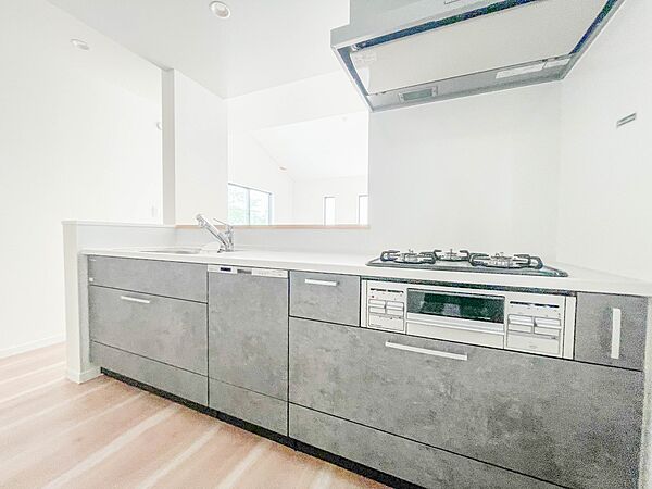三口コンロで料理の幅を拡げてくれる使いやすいシステムキッチンを採用。洗い場も大きいので野菜や食器を洗ったりする際にも捗り、奥様の強い味方となってくれるはずです。
