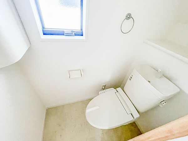 快適な生活を送るための必須アイテムとなった洗浄機能付トイレ。おしり洗浄、ビデ洗浄、暖房便座の3つの機能を標準装備しています。