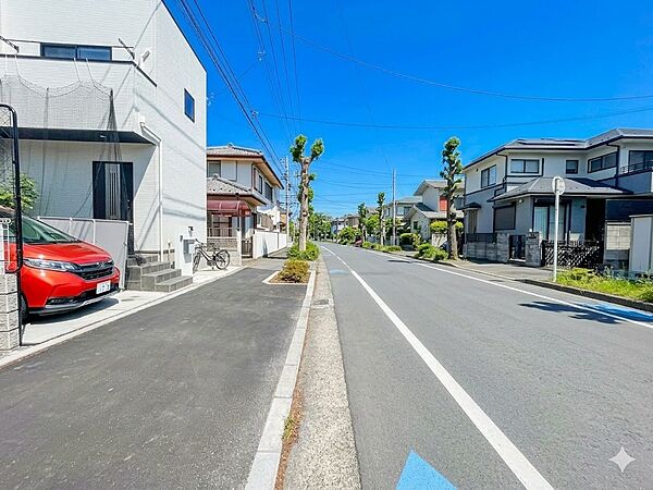 前面道路の日当たりの良い明るいお家。
