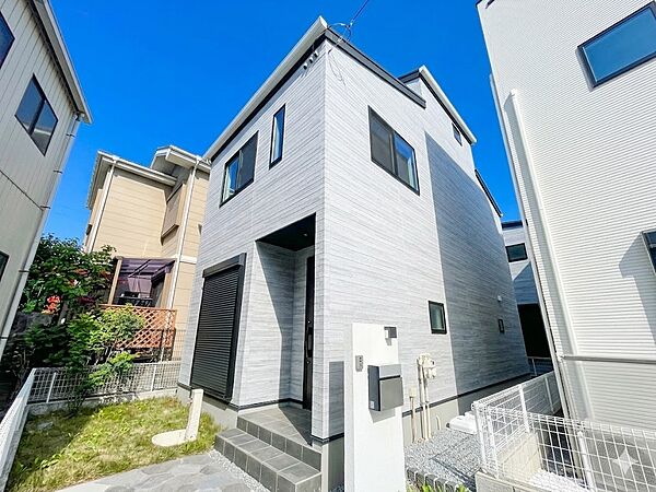 街に溶け合う美しい景観と、採光や風通しを考えて設計された間取り。近隣の視線を考え調整した窓位置など、外観だけでなく、住まうご家族の心地よさを最優先しました。