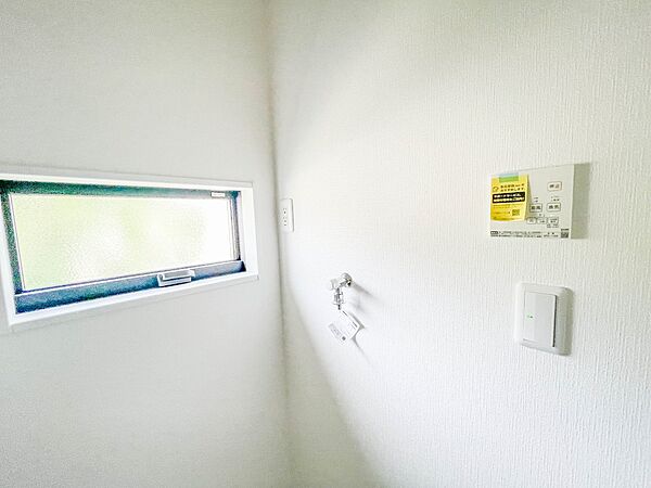 毎日使う洗濯機。しっかりと奥行きのある置き場が確保されています。