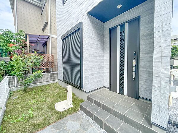 一戸建ての醍醐味は、何といっても庭があること。花や野菜を育てたり、子供と遊んだり、お客様を迎えたり…。大切なペットと過ごす心地良いスペースにもなりますね。