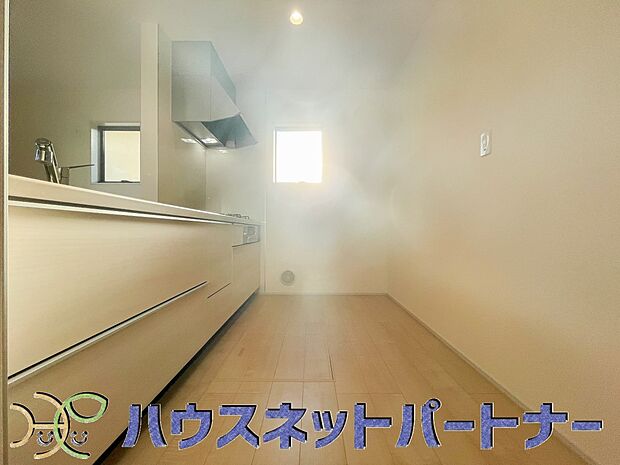 カウンターキッチンは広くて収納力もあるので、快適に料理をすることができます。食器や炊事用具を手の届くところに配置しやすいため調理もスピーディーです。