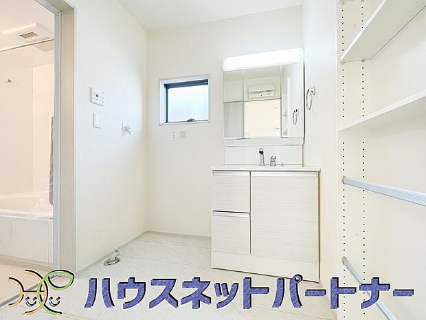 毎日使う洗濯機。しっかりと奥行きのある置き場が確保されています。