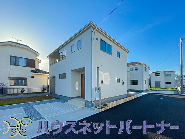 堂々たる趣ながら、主張し過ぎずどこか余裕を感じさせるシャープなフォルムで佇む邸宅は、晴天の空と照らし合わせる事で、本来あるべき完成形の姿を見せてくれます。
