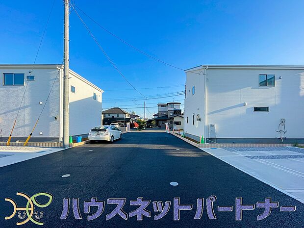前面道路の日当たりの良い明るいお家。