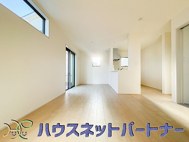リビングは、食事スペースと寛げる場所設けてもまだ余裕の広さ。明るい光が照らしてくれます。