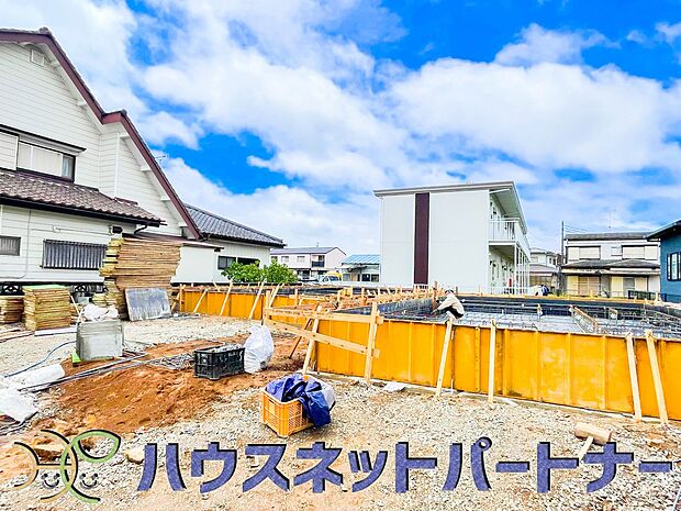 ゆったりとした駐車スペースを確保いたしましたので、大きめのお車でも駐車可能です。自転車やバイクなど、ゆとりのある敷地で置き場所に困ることはないでしょう。
