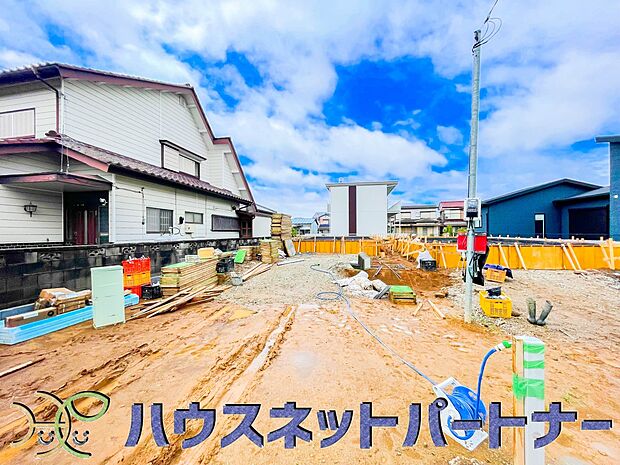 ゆったりとした駐車スペースを確保いたしましたので、大きめのお車でも駐車可能です。自転車やバイクなど、ゆとりのある敷地で置き場所に困ることはないでしょう。