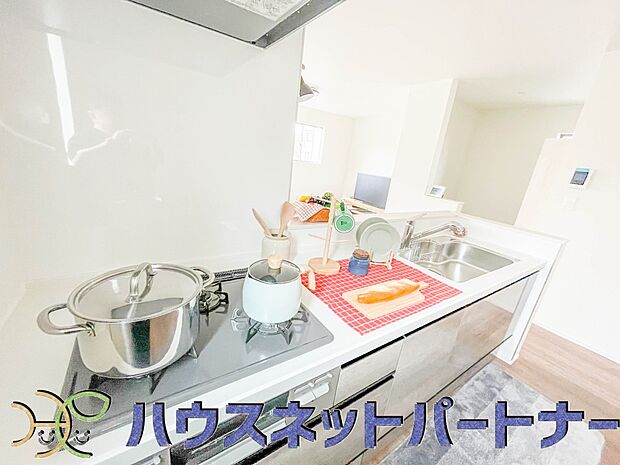三口コンロで料理の幅を拡げてくれる使いやすいシステムキッチンを採用。洗い場も大きいので野菜や食器を洗ったりする際にも捗り、奥様の強い味方となってくれるはずです。