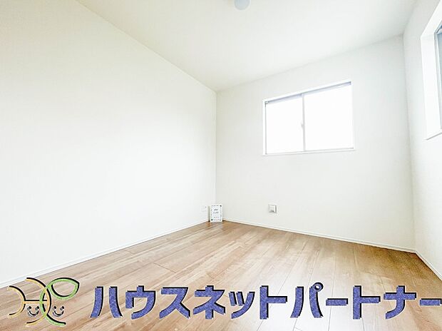 柔らかな光り差し込む家族に優しい洋室は子供部屋にぴったり。