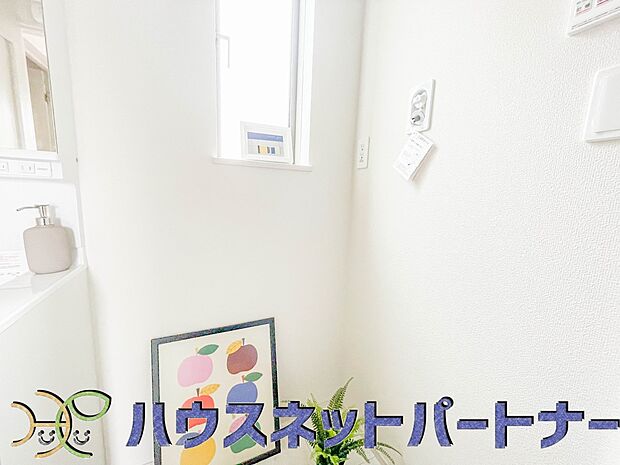 毎日使う洗濯機。しっかりと奥行きのある置き場が確保されています。