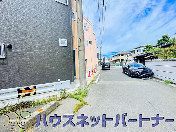 前面道路でお車を駐車するのも楽々。