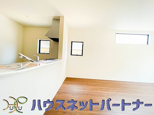 忙しい朝でも家族揃って食事をして頂ける、ゆとりある大きさのダイニングスペース。奥様の手料理をカウンター越しに受けとって頂き、テーブルで囲む素敵な時間を存分にお愉しみ下さい。