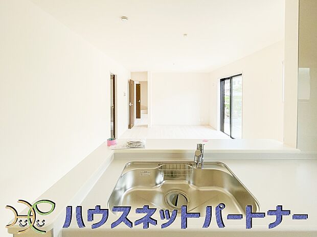 カウンターキッチンなら、リビングで遊ぶ子供の様子を見ながら料理ができるので安心です。料理を運んでもらったり、子供にお手伝いしてもらいやすいのもいいですね♪