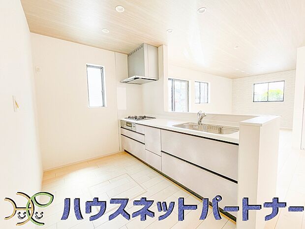 三口コンロで料理の幅を拡げてくれる使いやすいシステムキッチンを採用。洗い場も大きいので野菜や食器を洗ったりする際にも捗り、奥様の強い味方となってくれるはずです。